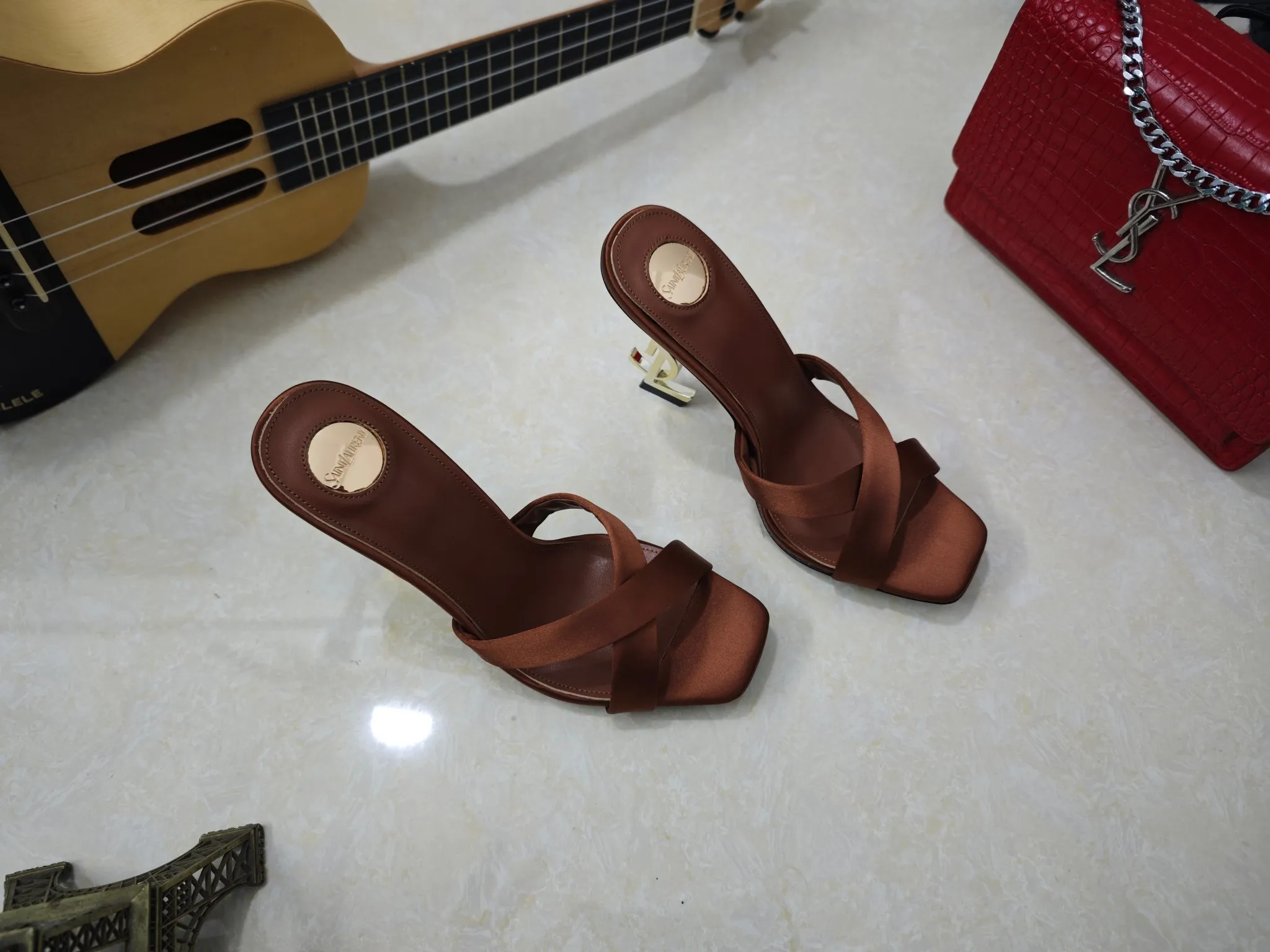 👟👟Ex-factory price 540👟👟【Saint Laurent】Yves Saint Laurent, high-heeled YSL high heels💃2025 early spring counter synchronizes the latest styles, YSL, decoration👠 Classic and high-quality glamorous masterpieces, the hottest autumn and winter series in the counter, with temperament, fashion, classic and attractive design style 😌The effect on the feet is particularly beautiful〰️, the materials are imported from Italy 🇮🇹 calf, imported black sheepskin, lining, and foot pads; sheepskin, stiletto high heels, size 35-41 (34.41.42 must be customized, non-refundable) outsole; imported genuine leather outsole, with full counter packaging